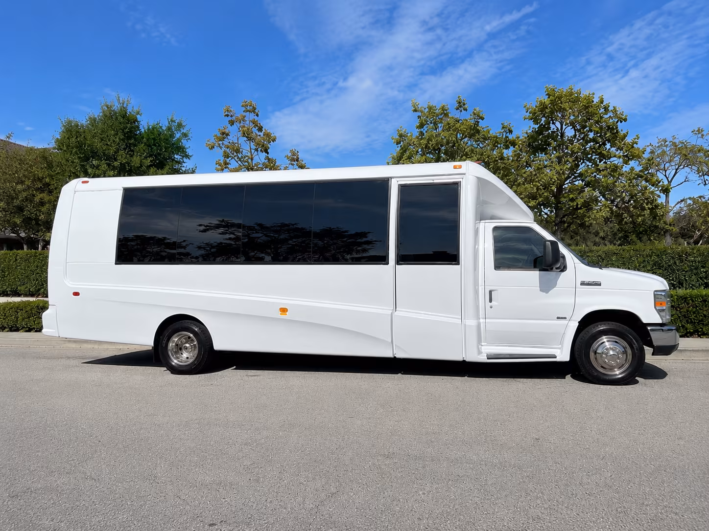 corporate airport transfer buses serving oakland and sfo